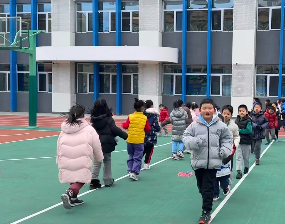 一年級的同學(xué)課間跑步 。學(xué)校供圖