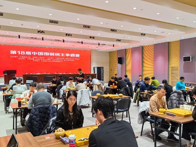 棋手在比賽中。人民網(wǎng)記者 李乃妍攝