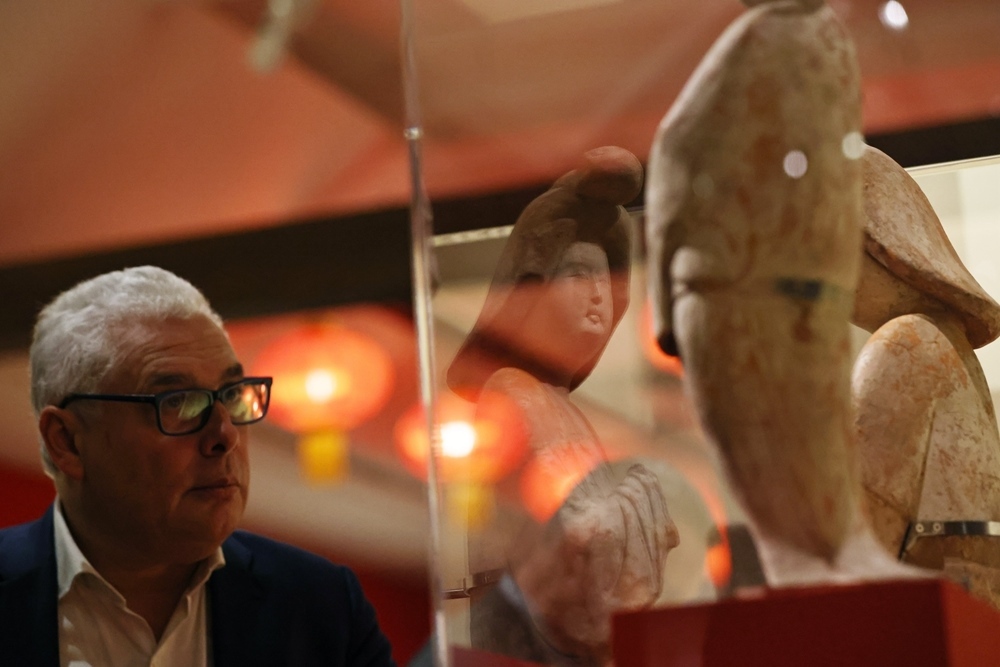 2024年11月18日，在位于法國巴黎的吉美國立亞洲藝術(shù)博物館，一名觀眾參觀“中國·唐——一個多元開放的朝代（7至10世紀(jì)）”展覽。新華社記者 高靜 攝