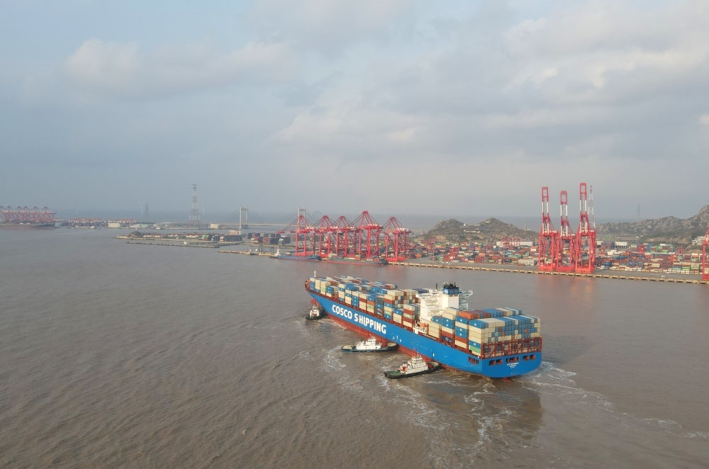 “新上?！陛喌诌_洋山港，這是自秘魯錢凱港開港后首個“錢凱—上海”正式航次（2024年12月18日攝，無人機照片）。新華社記者 方喆 攝