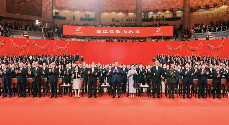 2024年12月19日晚，慶祝澳門回歸祖國(guó)25周年文藝晚會(huì)在澳門東亞運(yùn)動(dòng)會(huì)體育館舉行。中共中央總書記、國(guó)家主席、中央軍委主席習(xí)近平觀看演出。晚會(huì)最后，習(xí)近平同全場(chǎng)觀眾一起高唱《歌唱祖國(guó)》。 新華社記者 丁林/攝