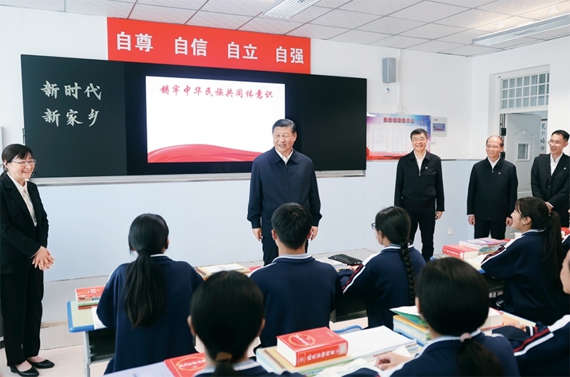 2024年6月18日至19日，中共中央總書記、國(guó)家主席、中央軍委主席習(xí)近平在青海考察。這是18日下午，習(xí)近平在果洛西寧民族中學(xué)高一（1）班觀摩“新時(shí)代、新家鄉(xiāng)”主題思政課。 新華社記者 鞠鵬/攝