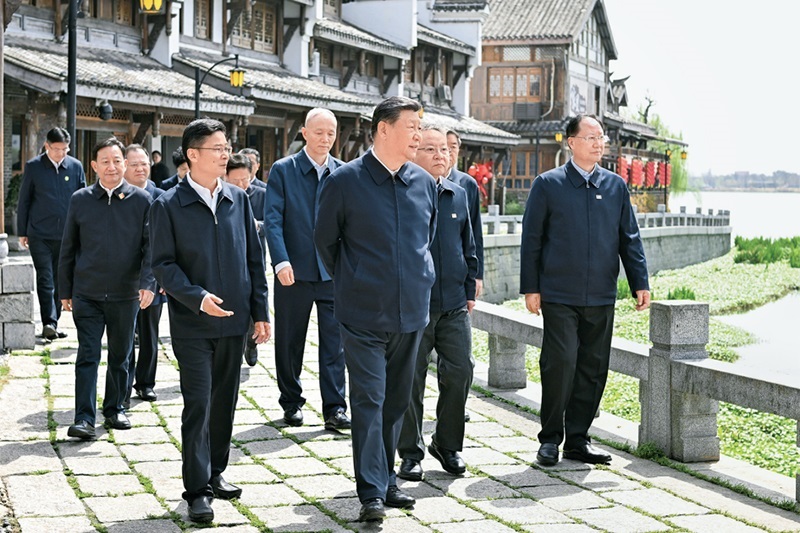 2024年3月18日至21日，中共中央總書記、國(guó)家主席、中央軍委主席習(xí)近平在湖南考察。這是19日上午，習(xí)近平在常德河街考察。 新華社記者 謝環(huán)馳/攝