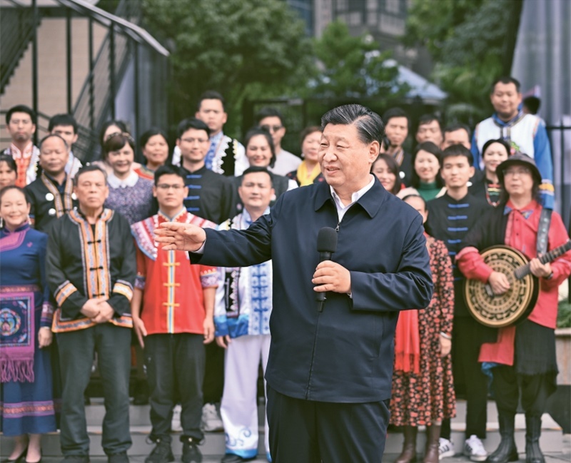 2023年12月14日至15日，中共中央總書記、國(guó)家主席、中央軍委主席習(xí)近平在廣西考察。這是14日上午，習(xí)近平在南寧市良慶區(qū)蟠龍社區(qū)考察時(shí)，同社區(qū)各族群眾親切交流。 新華社記者 燕雁/攝