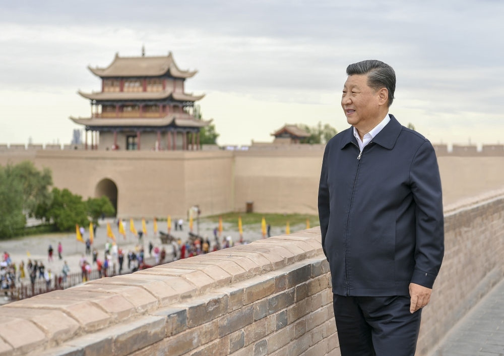 2019年8月20日上午，習(xí)近平總書記來到嘉峪關(guān)關(guān)城，登上城樓察看關(guān)城整體面貌，聽取河西走廊長(zhǎng)城、關(guān)隘歷史文化情況介紹。新華社記者 謝環(huán)馳 攝