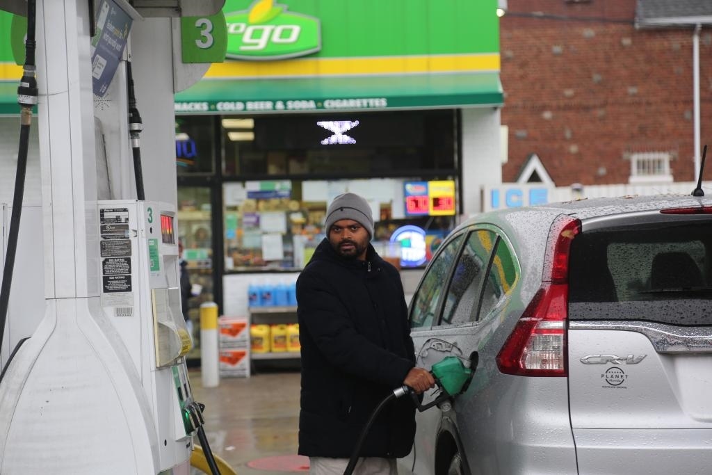 2024年12月11日，一名男子在美國(guó)紐約一處加油站加油。新華社記者劉亞南 攝