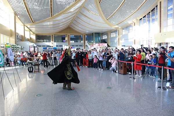 演員在中老鐵路瑯勃拉邦車站表演節(jié)目。蓬屏攝