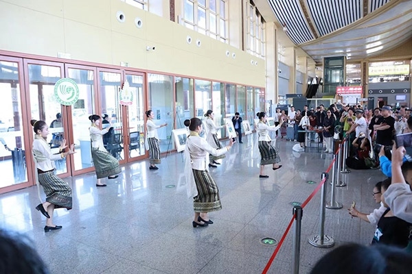 演員在中老鐵路瑯勃拉邦車站表演節(jié)目。蓬屏攝