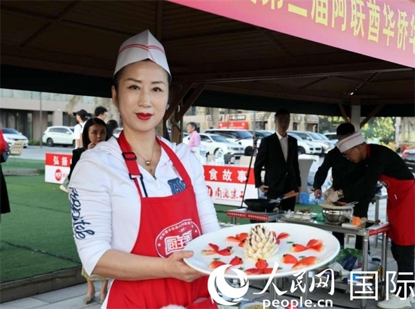 一名參賽選手展示冷盤“荷塘月色”。人民網(wǎng)記者 管克江攝