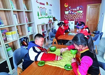 浙江岱山縣秀山鄉(xiāng)秀南村“民生小鋪”里，放學(xué)后的小學(xué)生在下棋。新華社發(fā)