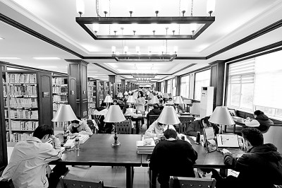 重慶大學(xué)圖書(shū)館，大學(xué)生們正在讀書(shū)學(xué)習(xí)。孫凱芳攝/光明圖片
