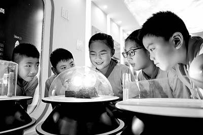 江西省南昌市青云客航天科創(chuàng)空間青少年科普館，孩子們在觀察光壓傳動試驗。鮑贛生攝/光明圖片