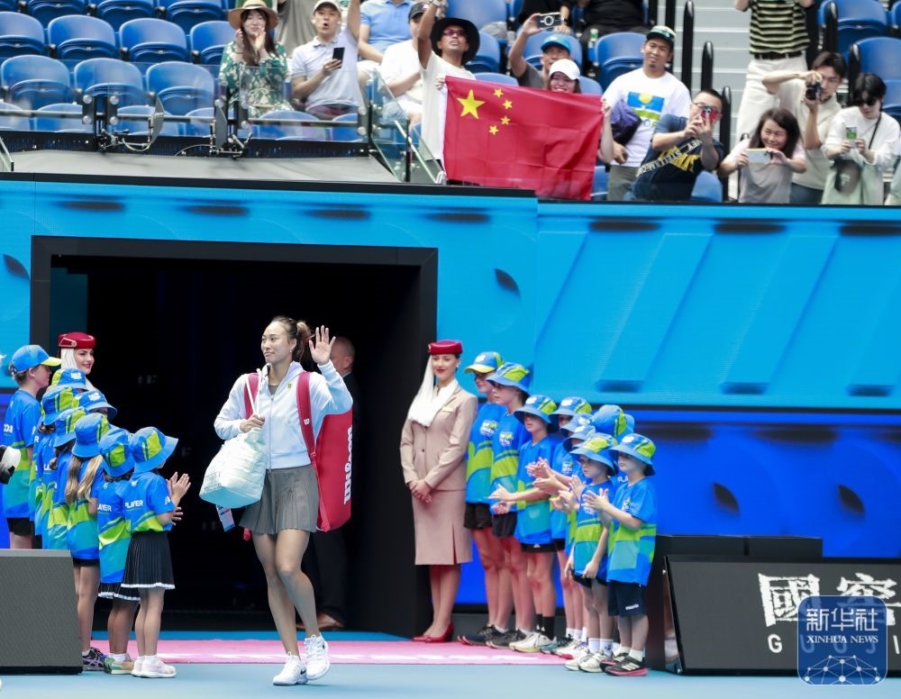 ↑鄭欽文在比賽前入場。新華社記者 馬平 攝