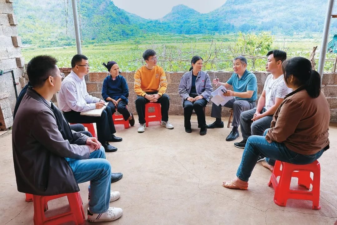 △法學(xué)會(huì)法律咨詢專家等入戶走訪、調(diào)解糾紛。