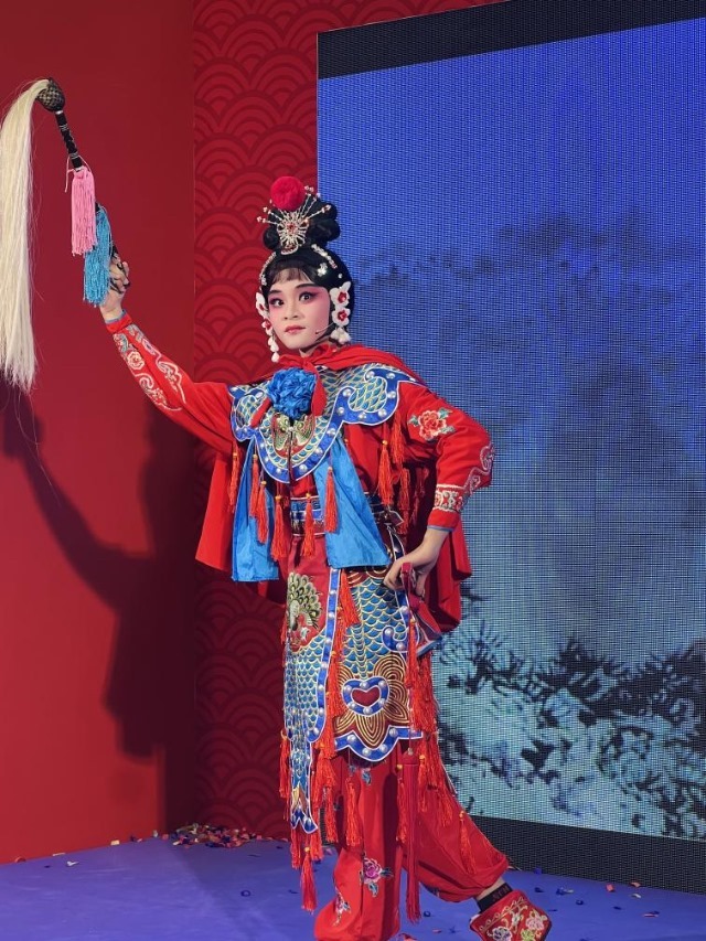 來自中國和新加坡的藝術(shù)團體聯(lián)袂表演了歌舞、器樂、武術(shù)、雜技等多種形式的文藝節(jié)目?；顒又鬓k方供圖