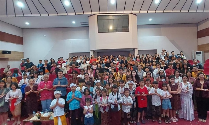 出席活動的師生與嘉賓合影。巴陵康孔子學(xué)院供圖