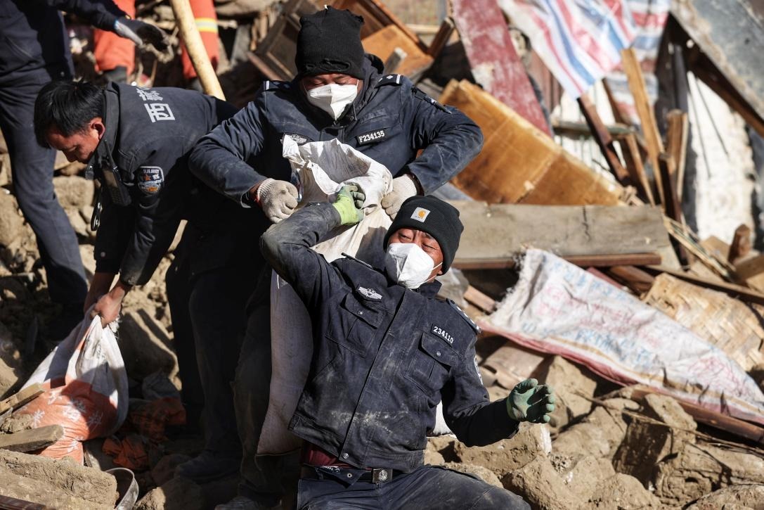 1月9日，定日縣長所鄉(xiāng)古榮村，日喀則市公安局民警協(xié)助受災(zāi)群眾清理廢墟。 環(huán)球時報記者 崔萌攝