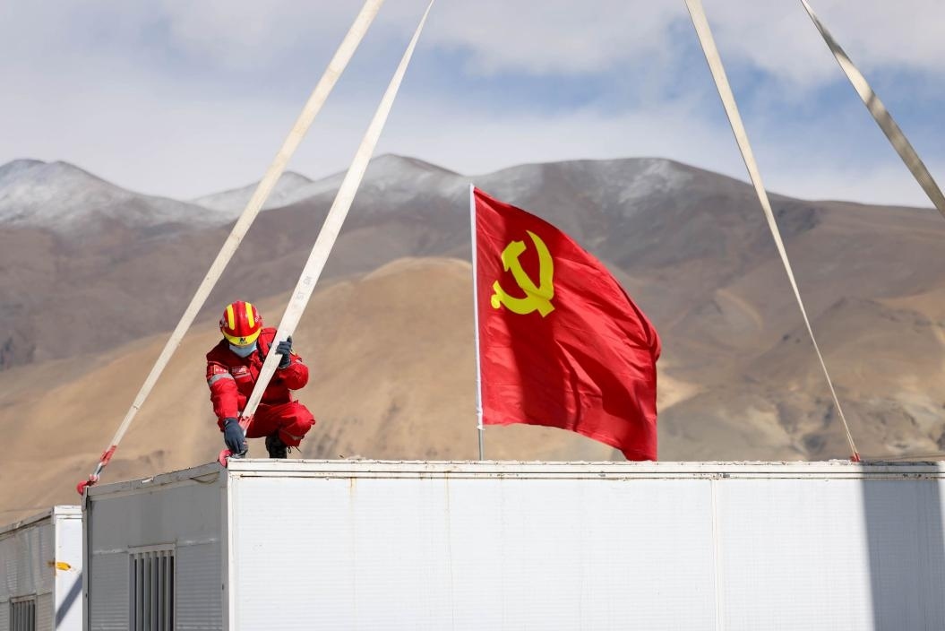 1月13日，定日縣長所鄉(xiāng)嘎布村安置點，中國安能三局成都基地支援震區(qū)的黨員突擊隊隊員在搭建活動板房。人民日報記者張武軍攝