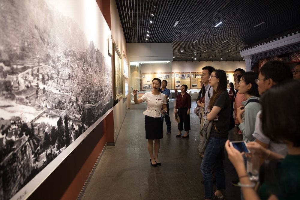 △參觀者在遵義會(huì)議紀(jì)念館聽取介紹。