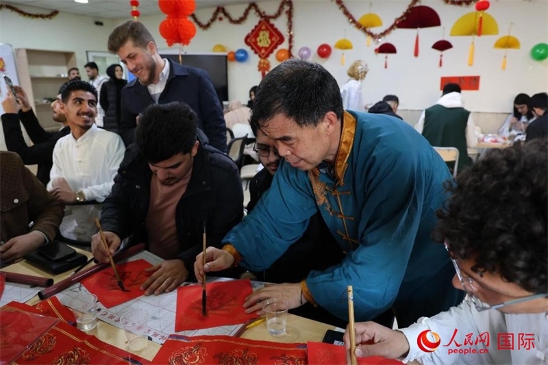 寫(xiě)福字。人民網(wǎng)伊納斯·易卜拉欣攝