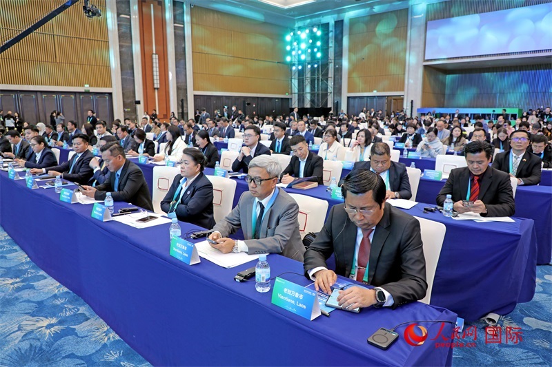 這是1月16日在南寧國際會(huì)展中心拍攝的“世界市長對(duì)話·南寧”活動(dòng)現(xiàn)場。人民網(wǎng)記者 趙益普攝