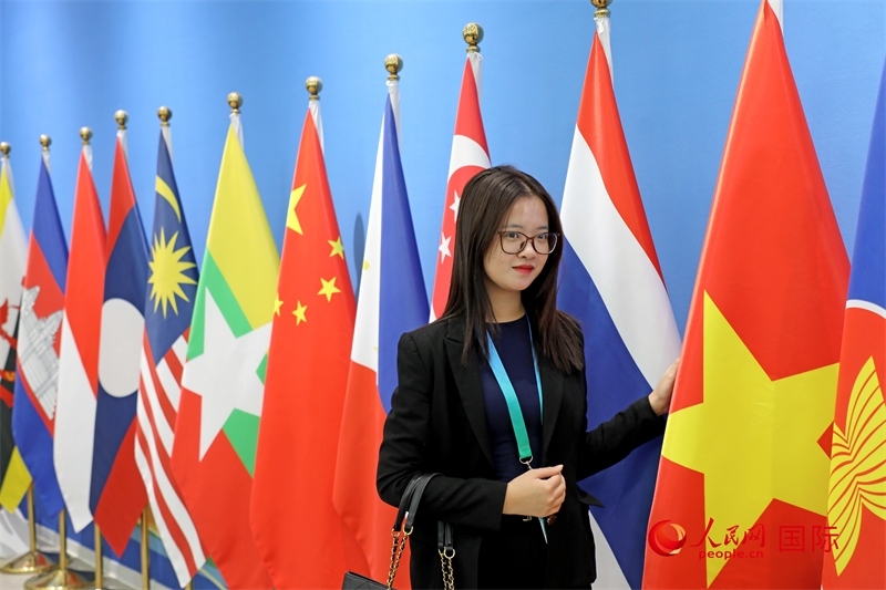 越南芒街市參會(huì)代表在南寧國際會(huì)展中心參觀。人民網(wǎng)記者 趙益普攝