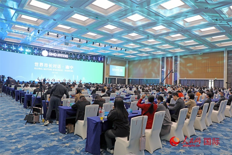 這是1月16日在南寧國際會(huì)展中心拍攝的“世界市長對(duì)話·南寧”活動(dòng)現(xiàn)場。人民網(wǎng)記者 趙益普攝