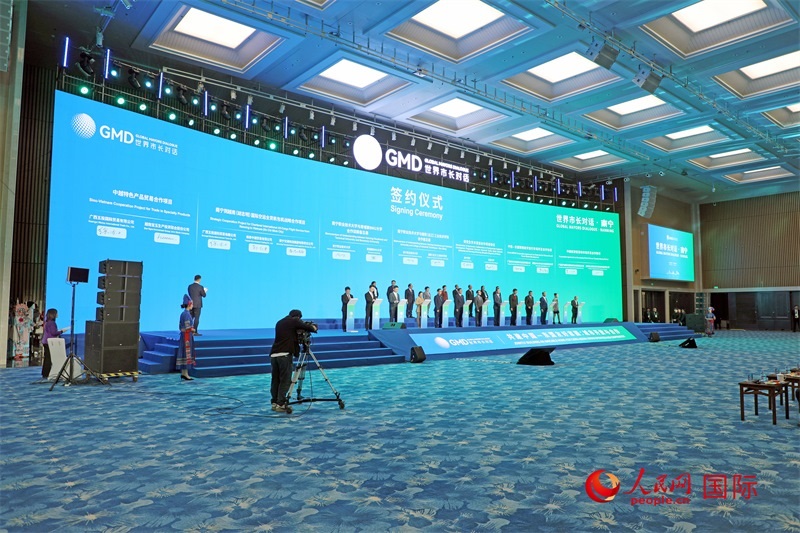 活動(dòng)現(xiàn)場舉行的中國同東盟國家交流合作項(xiàng)目簽約。人民網(wǎng)記者趙益普攝