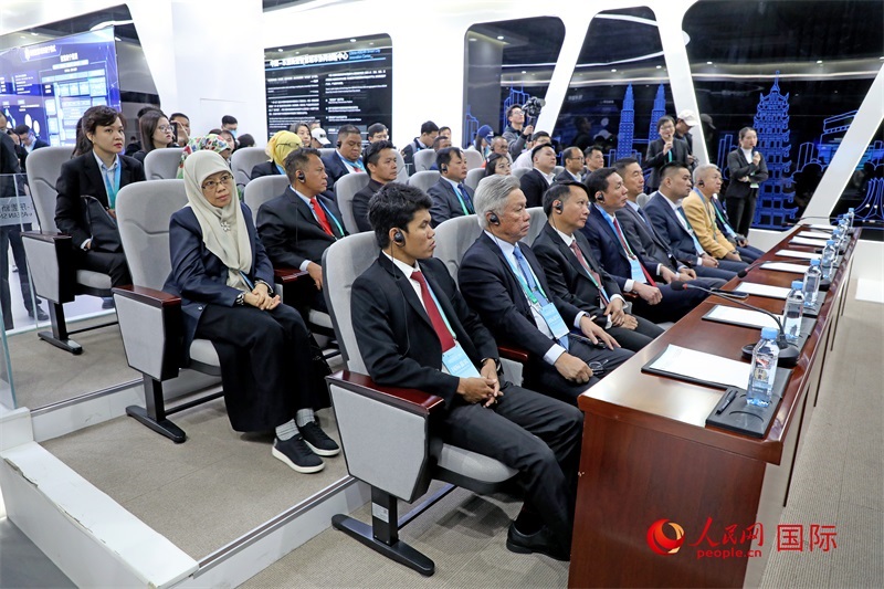 參加活動(dòng)的東盟國家市長在中國—東盟新型智慧城市協(xié)同創(chuàng)新中心參觀調(diào)研。人民網(wǎng)記者 趙益普攝