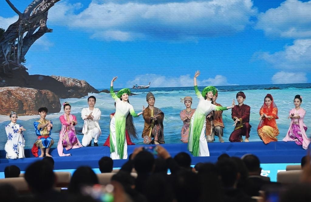 這是1月16日，在南寧國際會展中心，演員在“世界市長對話·南寧”活動間隙表演節(jié)目。新華社記者 陸波岸 攝