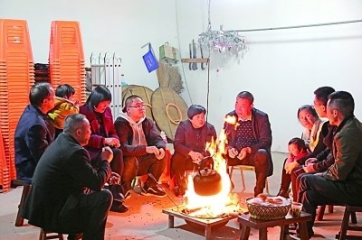 為討論蜜梨產(chǎn)業(yè)發(fā)展事宜，鸕鳥(niǎo)鎮(zhèn)開(kāi)展“圍爐夜話”。資料圖片