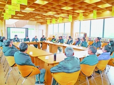 各種形式的民主協(xié)商議事會(huì)在余杭區(qū)落地生花。圖為黃湖鎮(zhèn)就共富工坊工作召開(kāi)未來(lái)鄉(xiāng)村議事會(huì)。資料圖片