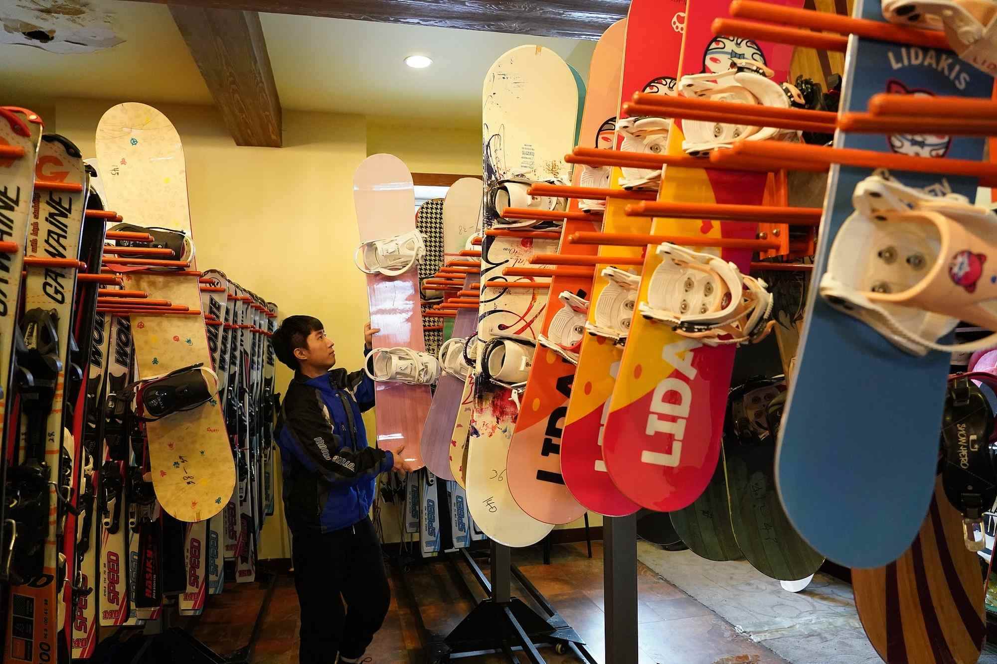 海拉爾滑雪場，工作人員在整理雪具