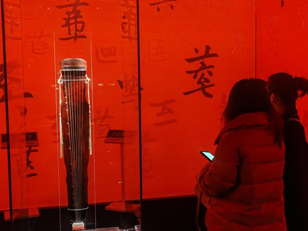 近日，在浙江省博物館之江館區(qū)，故宮博物館收藏的唐“大圣遺音”琴在“‘故宮·茶世界’觀茶——茶文化精品展”展出。新華社記者 馮源 攝