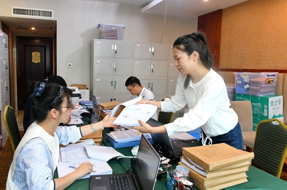 福州市委巡察機(jī)構(gòu)對全市法院系統(tǒng)開展提級聯(lián)動交叉巡察。在永泰縣駐地，巡察組工作人員查看財務(wù)憑證（2024年5月21日攝）。新華社記者 林善傳 攝