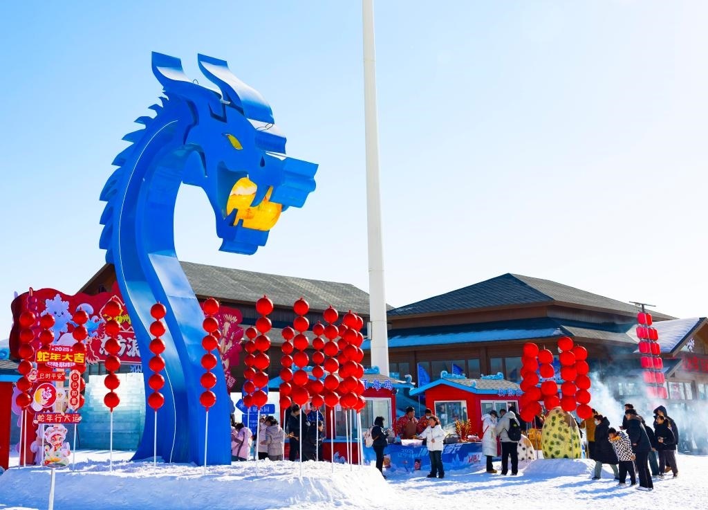 2025年1月，游客在遼寧錦州東方華地城海洋冰雪王國內(nèi)游覽。新華社發(fā)
