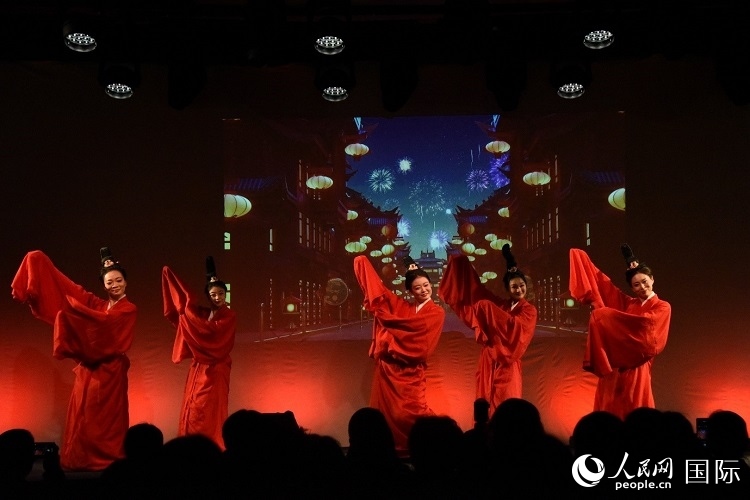 舞蹈《金蛇狂舞》。人民網(wǎng)記者 殷淼攝