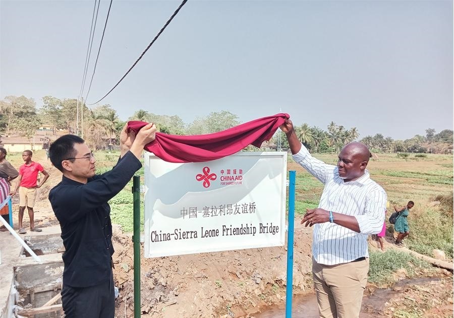 中國駐塞拉利昂大使王擎（左）和博城市市長穆薩（右）為中國—塞拉利昂友誼橋揭牌。中國援塞農(nóng)業(yè)專家組供圖