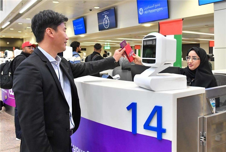 1月22日，迪拜免稅店聯(lián)合迪拜移民局向入境中國(guó)旅客贈(zèng)送新年賀禮。迪拜移民局供圖