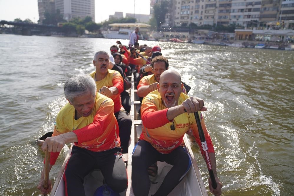 活動現(xiàn)場龍舟競技，共慶春節(jié)。開羅中國文化中心供圖