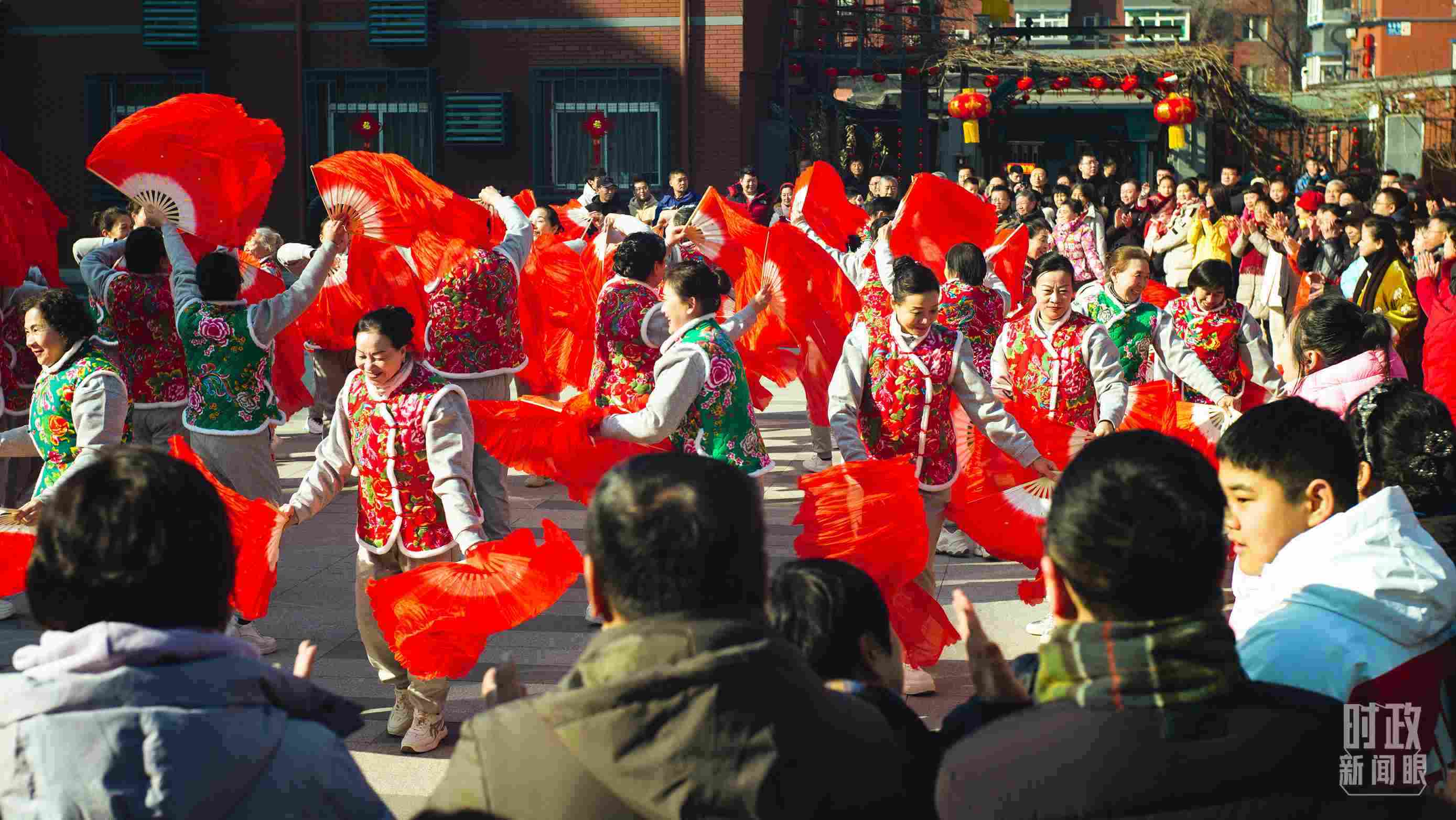 長安小區(qū)文化廣場上，居民們扭起歡快的秧歌。（總臺央視記者彭漢明拍攝）