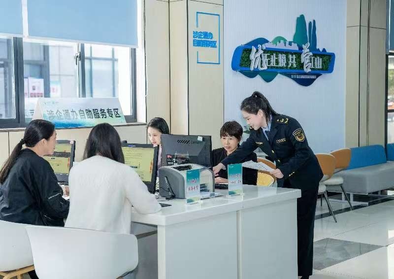 工作人員指導(dǎo)企業(yè)一次性完成信息填報。圖片來源：浙江衢州市市場監(jiān)督管理局