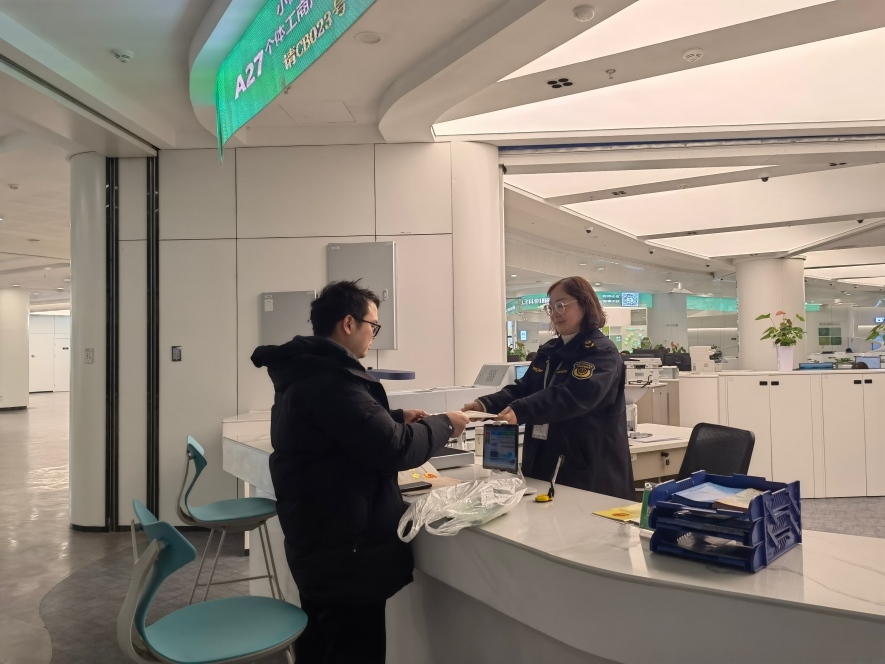 企業(yè)在出證窗口“一站式”領(lǐng)取變更后的營業(yè)執(zhí)照。圖片來源：浙江衢州市市場監(jiān)督管理局