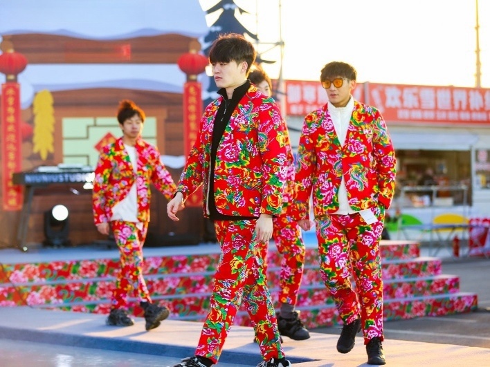 東北滑雪走秀現(xiàn)場。人民網(wǎng)記者 許維娜攝