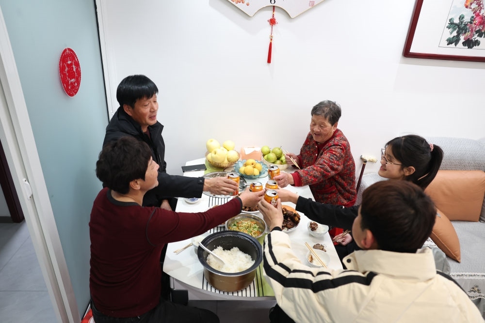 2025年1月22日，遼寧省葫蘆島市綏中縣祝家溝村村民朱西存一家在新房里。新華社記者姚劍鋒 攝