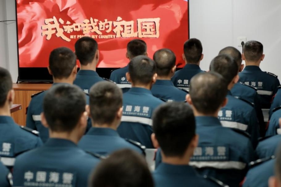 1月25日，中國(guó)海警海鷗艦組織艦上執(zhí)法員觀看紅色電影。