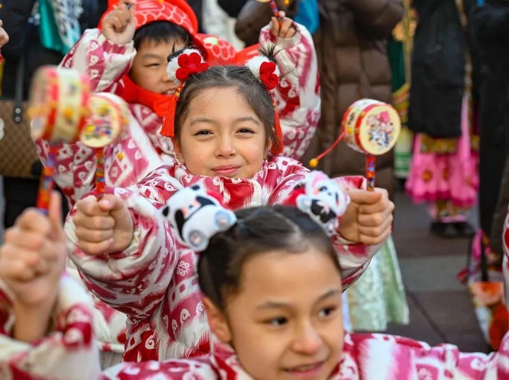 △新疆大巴扎社火迎新春，孩子們在現(xiàn)場表演。