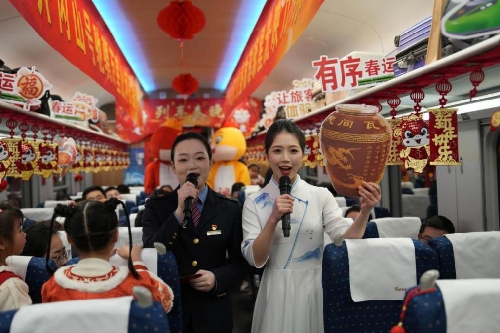 列車乘務(wù)員向旅客介紹江西美食——瓦罐湯。人民網(wǎng) 歐陽易佳攝