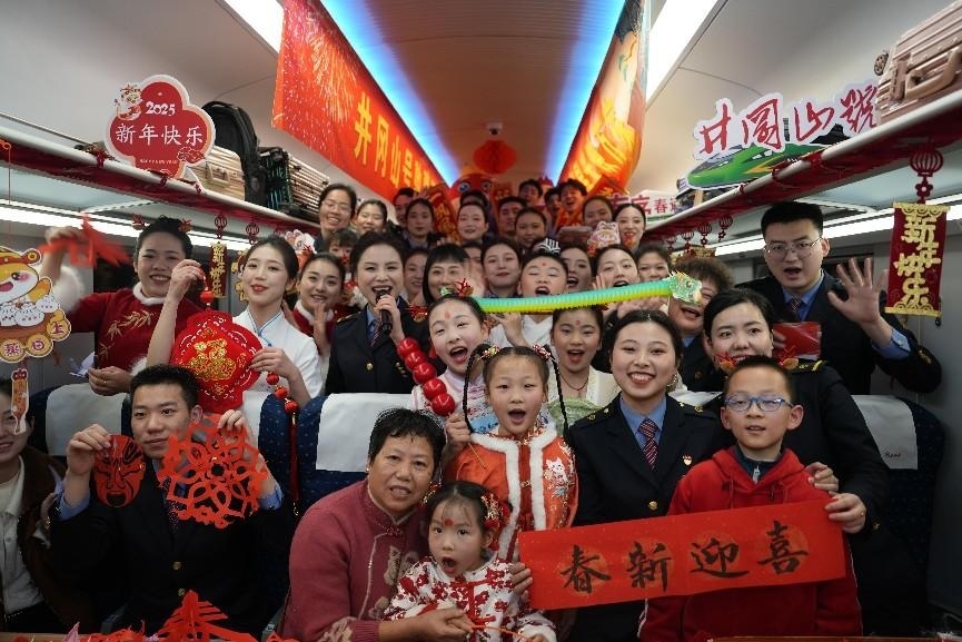 全體演職人員與旅客大合影。人民網(wǎng) 歐陽易佳攝