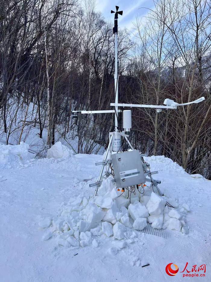 設(shè)置在賽道附近的便攜式自動氣象站。人民網(wǎng) 高清揚攝